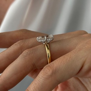 Bague de fiançailles tendance en or jaune 18K 14K bicolore avec halo caché de diamants de laboratoire taille coussin et taille ronde de 4 carats, certifiée IGI - Product Image 4