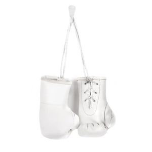 Porte-clés de luxe en forme de gants de boxe avec anneau métallique et surpiqûres, en PU, couleurs personnalisables, vente en gros - Product Image 1