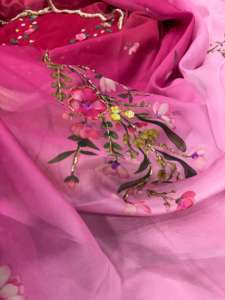 Sari en soie Tebby doux avec un magnifique imprimé floral, orné de perles, de paillettes et de broderies Katdana sur la bordure. - Product Image 2