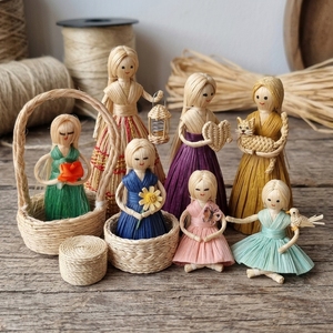 Panier en paille avec poupée faite à la main en robe verte tenant une fleur rouge pour la décoration de Pâques - Product Image 2