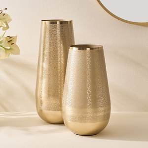 Elegante Florero Metálico Dorado con Motivo Floral Grabado, Base Pulida Lisa, Lujoso, Hecho a Mano, Resistente al Óxido, Sofisticado para Bodas - Product Image 5