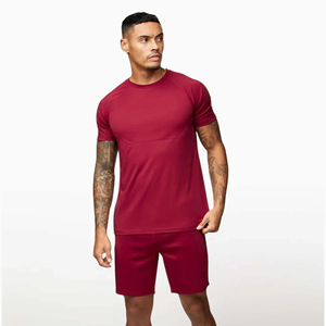 Ensemble de t-shirts et shorts en polyester 100% - Coupe ajustée - Manches courtes - Col rond - Couleur bordeaux - Ensemble twinset - Product Image 6