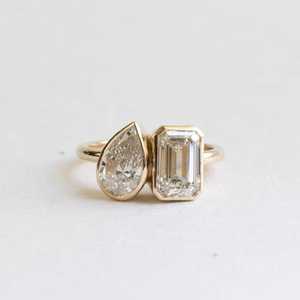 Bague de fiançailles Toi et Moi 4,00 CT sertie clos – Bague à deux pierres en moissanite taille poire et émeraude – Bague en or massif 14K pour femme - Product Image 3