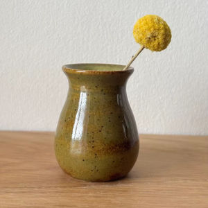 Jarrón de Cerámica Verde de Inspiración Vintage con Esmalte Moteado, Forma Curva Compacta y Acabado Artesanal Único para Decoración del Hogar - Product Image 1