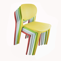 Chaise de loisirs en plastique multicolore - Durable, écologique, empilable, design moderne, meubles pour la maison, salon et salle à manger