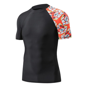เสื้อแรชการ์ดแขนสั้นสีดำสำหรับผู้ชาย พร้อมลายสีแดงที่แขน เสื้อว่ายน้ำโพลีเอสเตอร์แห้งเร็ว - Product Image 4