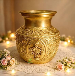 Pot en laiton sculpté à la main avec motifs floraux traditionnels pour les rituels de pooja et les offrandes sacrées, disponible à prix de gros. - Product Image 4
