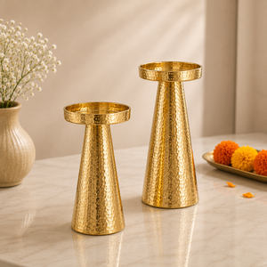 Juego de Portavelas de Hierro Martillado Dorado de Lujo para Decoración del Hogar, Juego de 2 Portavelas de Metal Dorado Martillado Hechos a Mano - Product Image 1