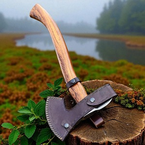 Hache Tomahawk en acier de Damas avec manche en bois pour la survie et l'utilisation en extérieur - Product Image 2