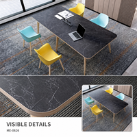 Table de conférence rectangulaire moderne avec plateau aspect pierre noire et pieds en bois angulaire pour projets de bureau