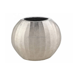 Jarrón de Mesa Moderno para Bodas, Muy Solicitado, de Tendencia, Hecho de Aluminio con Acabado Dorado, Ecológico - Product Image 3