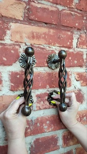 Poignée de portail en fer forgé traditionnelle, avec un design torsadé et des motifs floraux aux deux extrémités ; convient à tous les types de portails. - Product Image 5