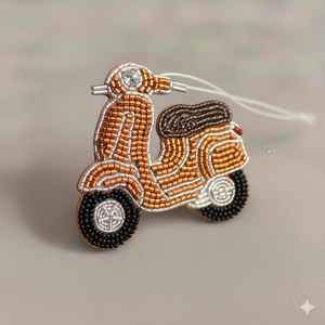 Breloque et porte-clés brodés à la main en perles de rocaille, motif pain d'épices, élégants, luxueux, dernières tendances, par Hiba Enterprises - Product Image 2