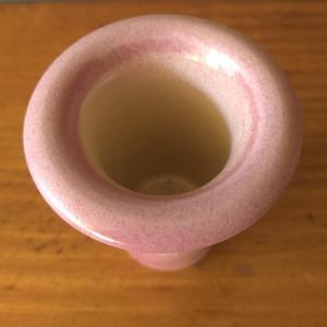 Vase en céramique rose poudré tendance avec bord évasé, finition douce mouchetée et accent chic pour un style d'intérieur contemporain - Product Image 3