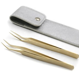 Vente en gros de pinces à cils en acier inoxydable, 2 pièces, plaquées or, avec étui en cuir PU, outil professionnel pour les cils - Product Image 1