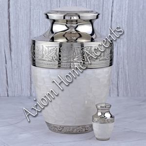 Urna de cremación de latón Heritage con acabado pulido Hermoso contenedor de cenizas conmemorativas de Axiom Home Accents - Product Image 4