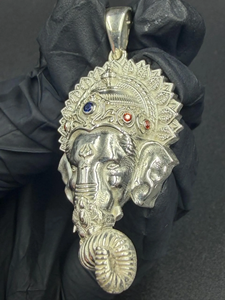 Pendentif Ganesha en argent de luxe avec saphir, bijoux religieux unisexes, vente en gros - Product Image 3