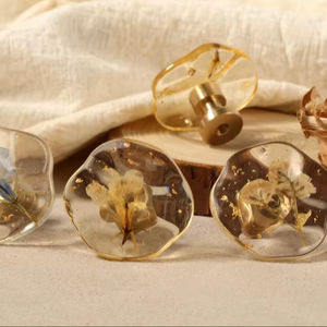 Perillas de resina con flores azules, perillas redondas transparentes con flores secas, perillas únicas decorativas para armarios, perillas de latón con hojas. - Product Image 1