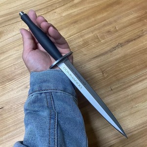 Cuchillo de Acero al Carbono 1095 Hecho a Mano para Camping con Vaina de Madera y Mango de Resina OEM Personalizable - Product Image 4