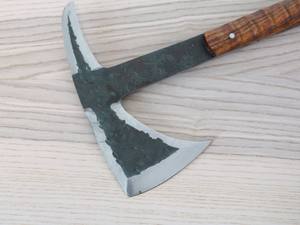 Hacha Vikinga Forjada a Mano de Primera Calidad |   Cuchillo de Acero con Alto Contenido de Carbono, Mango de Madera de Palisandro, Herramienta de Supervivencia con Funda de Cuero - Product Image 4