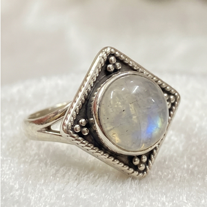 Plata de Ley 925 Maciza, Gema de Piedra Lunar con Corte Ovalado y Engaste de Bisel, Hecha a Mano, Estilo Vintage Exótico, Joyería Fina para Mujer - Product Image 1