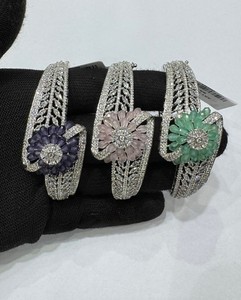 Magnifiques bracelets et joncs en alliage de zinc et zircon pour femmes, plaqués argent, bijoux tendance pour mariage et soirée - Product Image 1