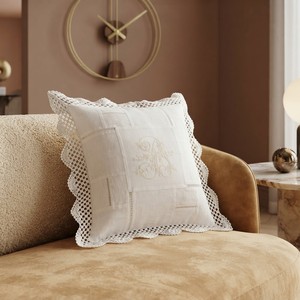 Funda de cojín clásica de lino con monograma y volantes de encaje calado, cojín decorativo para la sala de estar de un hogar moderno. - Product Image 1