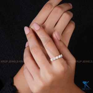 แหวนแต่งงานทองคำขาว 14K ประดับเพชรทรงกลม 5 เม็ด แบบครึ่งวง แหวนครบรอบแต่งงานสำหรับผู้หญิง - Product Image 6