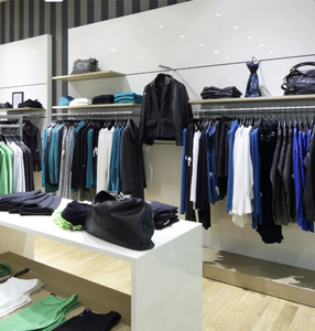 Expositor de Ropa Metálico Dorado Moderno y Resistente con Cesta para Boutique, Hotel o Lavandería - Product Image 6