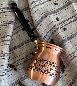 Cafetière turque artisanale en laiton avec poignée en bois et motif émaillé artistique, expérience de café authentique, utilisation décorative à la maison - Product Image 5