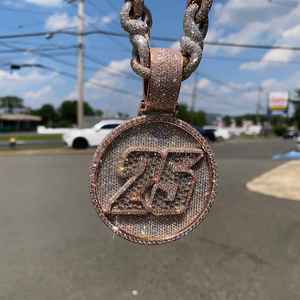 Colgante de Plata 925 con Letra Circular de Moissanita VVS de Dos Tonos, Personalizado con Logotipo y Nombre, Estilo Hip Hop, Joyería Iced Out - Product Image 4