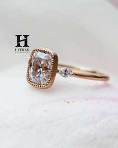 Anillo de compromiso vintage con diamante de laboratorio de 2 quilates con corte cojín, engaste de bisel en oro mate de 14K y piedras laterales marquesa para mujer - Product Image 3