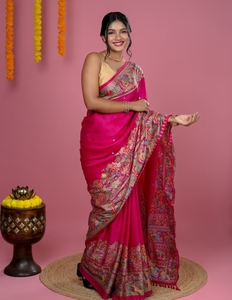 Sari en crêpe de soie rose traditionnel KV imprimé avec un chemisier non cousu pour les occasions de fête - Product Image 3