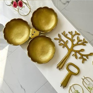 Élégante coupelle en métal doré à motif d'arbre, trois compartiments, idéale pour la décoration festive de la maison et les cadeaux, vaisselle de luxe - Product Image 3