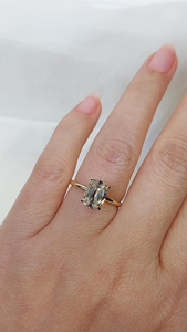 Bague de fiançailles solitaire de luxe plaquée or 18 carats avec diamant de laboratoire taille coussin 'Old Mine Cut' de 2 carats, halo dissimulé, certifiée IGI - Product Image 5