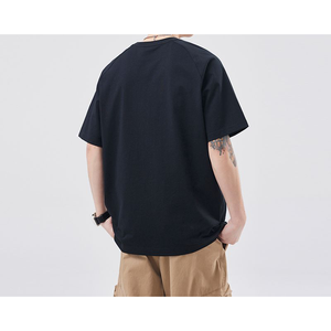 เสื้อยืดแขนสั้นสีดำทรงปกติสำหรับผู้ชาย คอกลม ผ้าคอตตอนเจอร์ซีย์ ระบายอากาศได้ดี สวมใส่สบาย น้ำหนัก 260 กรัม พิมพ์ลายโลโก้ด้านหน้า - Product Image 4