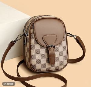 Sac bandoulière vintage pour femme en similicuir à motif losanges, avec fermeture éclair antivol et fermoir, à sangle unique, pour usage quotidien - Product Image 1