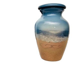 Urne funéraire souvenir de 3 pouces de haut dans un étui en velours, vue sur deux cœurs entrelacés dessinés dans le sable, urne parfaite pour les amoureux de la plage - Product Image 2