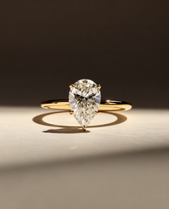 Bague de fiançailles pour femme en or jaune 18 carats avec diamant taille ovale et halo pavé, style luxueux - Product Image 2
