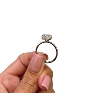 Anillo de compromiso de lujo de oro de 18 quilates con diamante de laboratorio de 2 quilates de corte cojín alargado de oriente a oeste, halo oculto y banda pavé para fiesta de bodas - Product Image 5