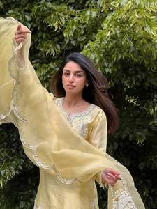 Traje Crepé Natural Prayosha con Top y Dupatta para Mujer - Estilo Moderno, Protección Solar y Secado Rápido, Ideal para Bodas y Fiestas - Product Image 2