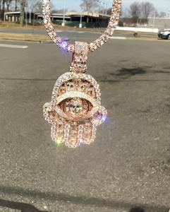 Colgante Hamsa con Esmeraldas y Moissanitas de Corte Redondo, Diseño Personalizado, en Plata de Ley 925, Joyería Hip Hop a Precio de Mayoreo - Product Image 2