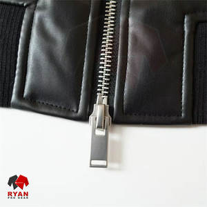 เสื้อแจ็คเก็ตหนังผู้ชายโลโก้สั่งทำ สีพื้น คุณภาพพรีเมียม ดีไซน์โดดเด่น ผู้ผลิตแบบ OEM ODM - Product Image 6