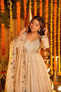 Ensemble Anarkali brodé crème en soie lourde avec palazzo et dupatta à motifs floraux pour femme, idéal pour les mariages et les fêtes - Product Image 2