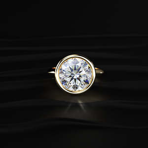 Bague solitaire en moissanite ronde de 2 carats, faite à la main, taille excellente VVS1, bande fine de 1,8 mm, or jaune 14 carats, bijoux fins - Product Image 1