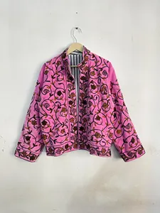 Chaqueta de Terciopelo Rosa con Bordado a Mano, Diseño Floral Intrincado, Estilo Boho Chic Romántico, Ropa de Abrigo para Invierno - Product Image 2