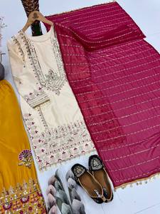 Ensemble de sharara brodé en soie naturelle de qualité export avec dupatta en georgette fantaisie - Product Image 6