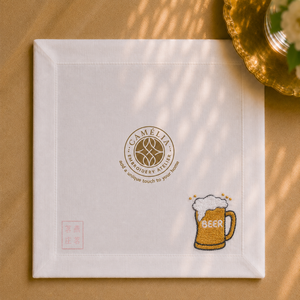 Chope à bière carrée en lin 100 % naturel personnalisable, broderie, design moderne et luxueux, artisanat durable fait main pour mariages - Product Image 1