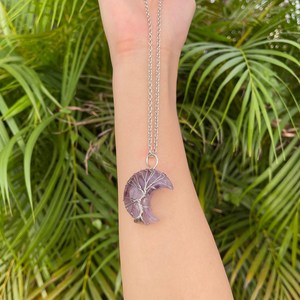 Colgante de Péndulo Hecho a Mano con Forma de Luna y Envoltura de Alambre en Piedras Semipreciosas Moradas, Negras, Verdes, Rosas y Azules, Artesanía Coleccionable - Product Image 5