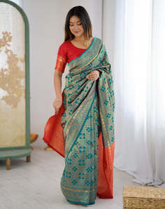 Sari Tradicional de Seda para Mujer, Marca AARA, con Bordado Zari en Verde Azulado y Rojo, Protección Solar, para Bodas, Estilo India/Pakistán - Product Image 5